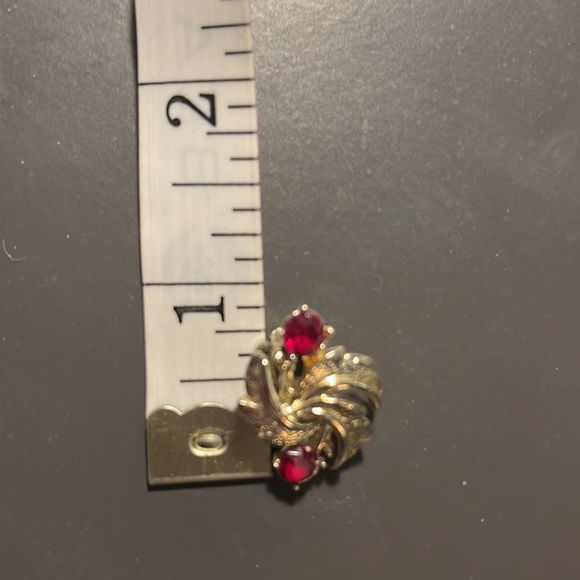 Gold tone red rhinestone clip on vintage Coro - Picture 4 of 4